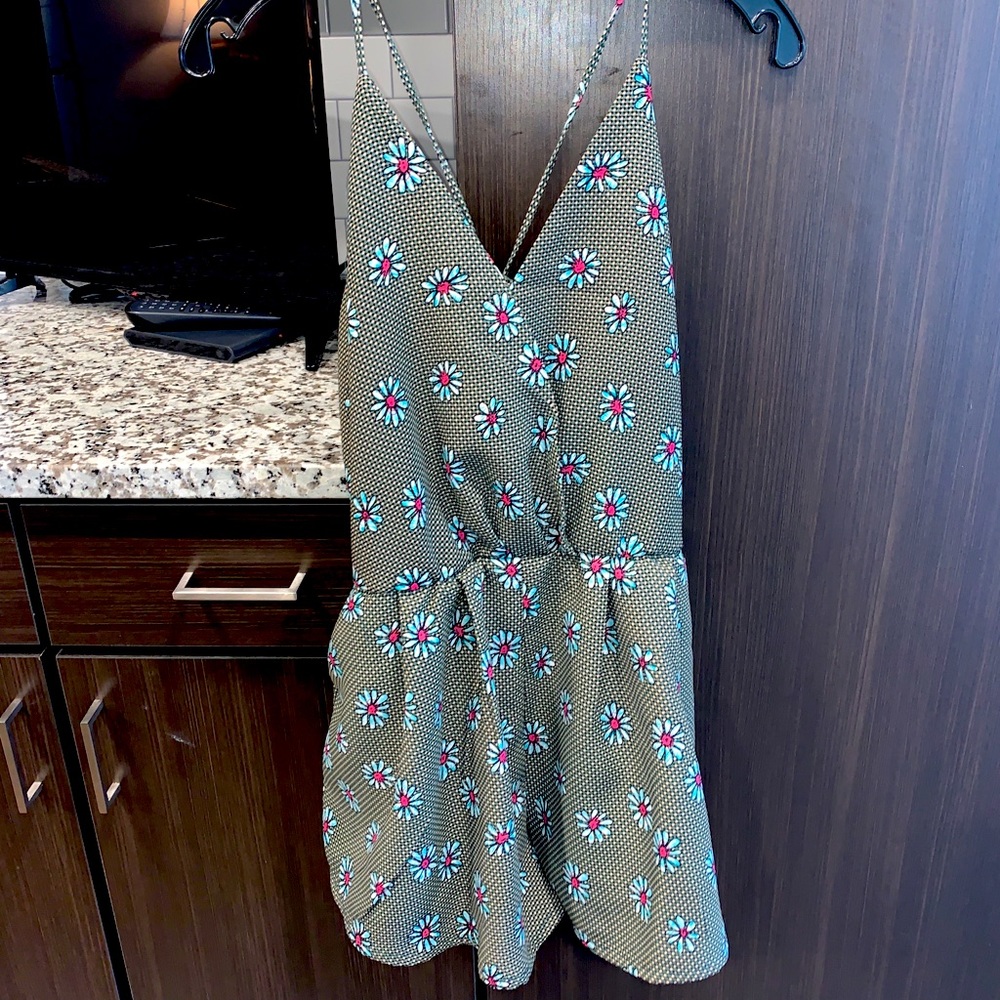 Glamorous daisy print romper